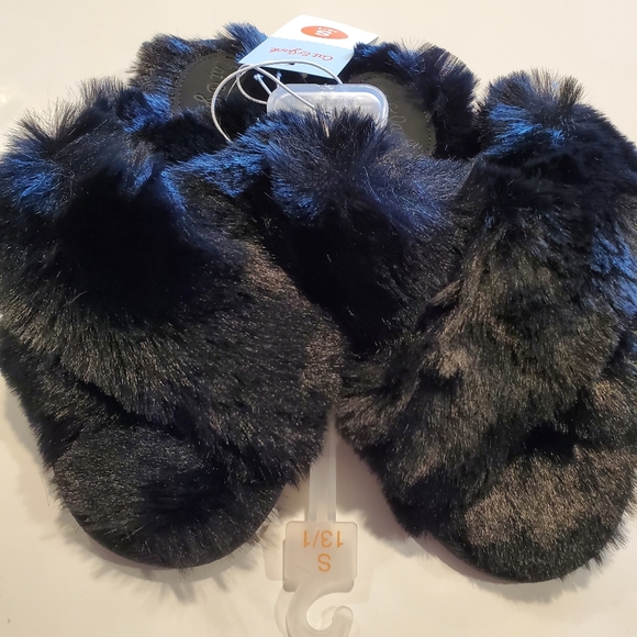 Cat & Jack Brooklyn Girl's Fuzzy Slippers - Size Small 13/1 - Black NWT - Picture 3 of 3